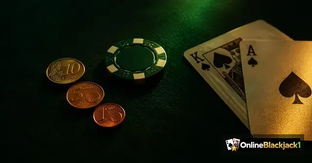10 cent blackjack: eurocenten en casinofiche naast een blackjack hand, online blackjack met lage inzet – OnlineBlackjack1