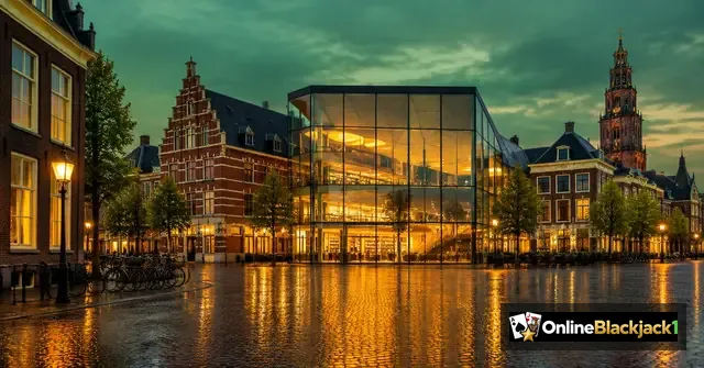 Nieuw Holland Casino Groningen: moderne glazen gevel in de binnenstad bij avond – OnlineBlackjack1